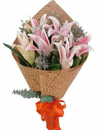 fragile-and-delicate-stargazer-bouquet